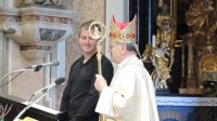 Med sveto mašo na srečanju kmetov na Ponikvi 2013 Med sveto mašo na srečanju kmetov na Ponikvi 2013