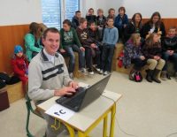 Ivan skrbno šteje točke na škofijskem srečanju ministrantov (Avtor: Miha Herman) Ministrantski kviz nov 2013 5